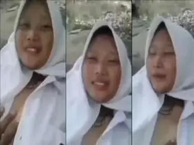 Eksekusi Liar Di Atas Batu Aliran Sungai Deras