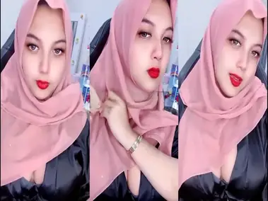 Mendesah Ngilu Pamer Belahan Toket Mantap